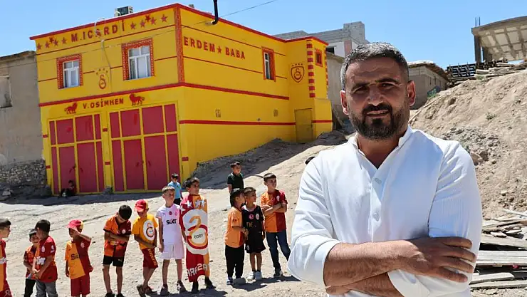 Evinin dış cephesini sarı-kırmızıya boyadı