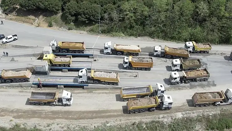 İki ilçeyi birbirine bağlayan kilometrelerce döküm sırası kuyruğu