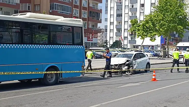 Otomobil halk otobüsüne çarptı