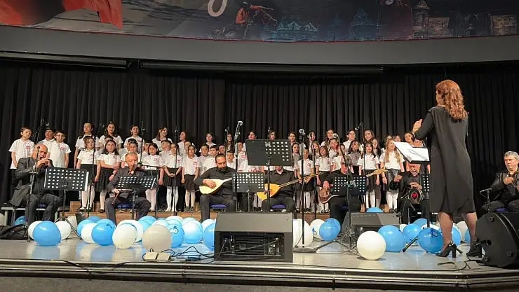 Çocuk korosundan türkü severlere  konser