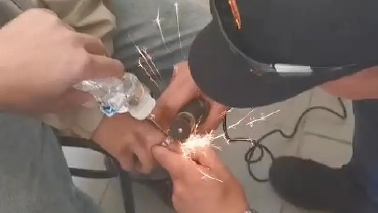Parmağına yüzük sıkıştı, itfaiye seferber oldu