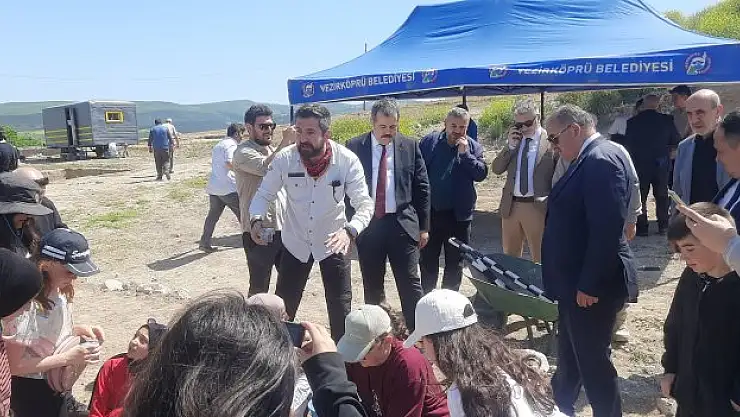 Oymaağaç Höyüğü'nde öğrencilerin arkeoloji çalışmaları