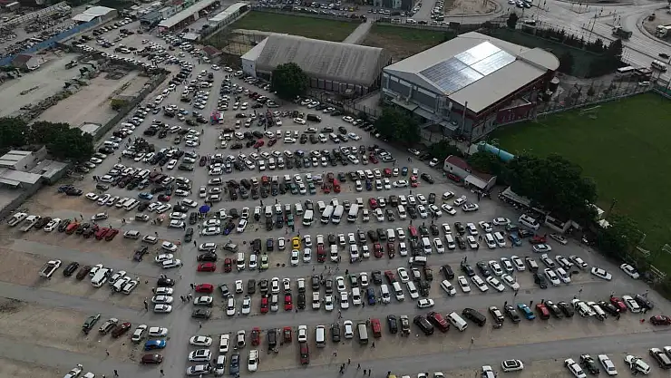 İkinci el oto pazarında bayram havası