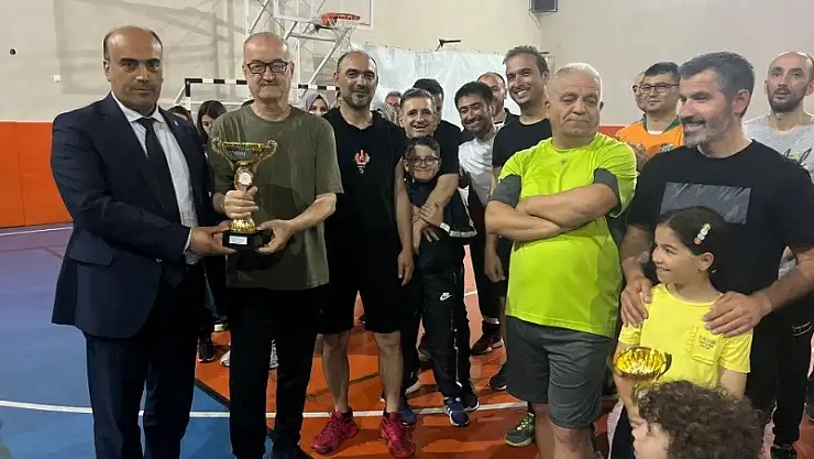 Voleybol turnuvası Tavşanlı'da sona erdi
