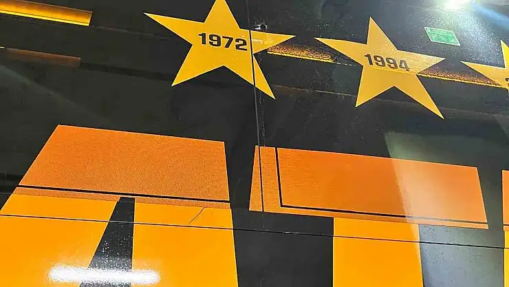 Galatasaray otobüsüne taşlı saldırı