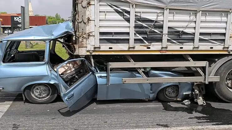 Otomobil tırın altına girdi