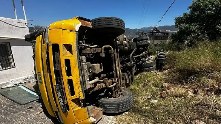 Kamyon devrildi, 1kişi yaralandı