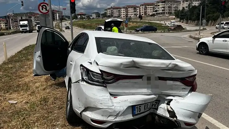 Minibüs ile otomobil çarpıştı, 1 kişi yaralandı