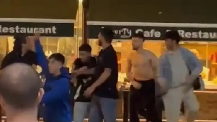 Sandalyeler havada uçuştu