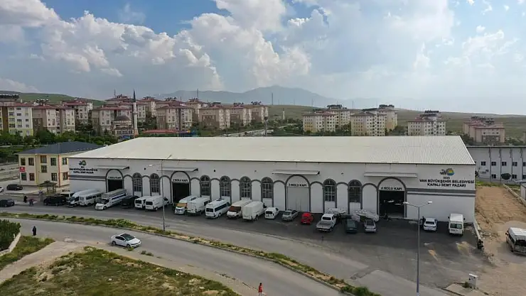 Van Valisi esnafla bir araya geldi