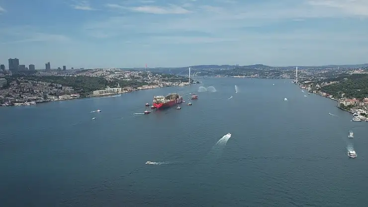 'Osman Gazi' boğazdan Karadeniz'e su fıskiyeleriyle uğurlandı