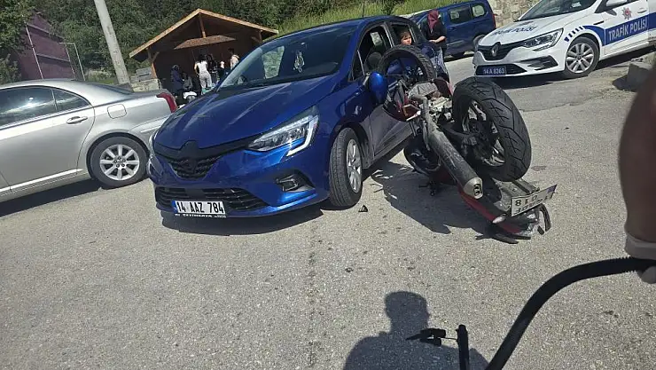 Otomobille çarpışan motosiklet sürücüsü yaralandı