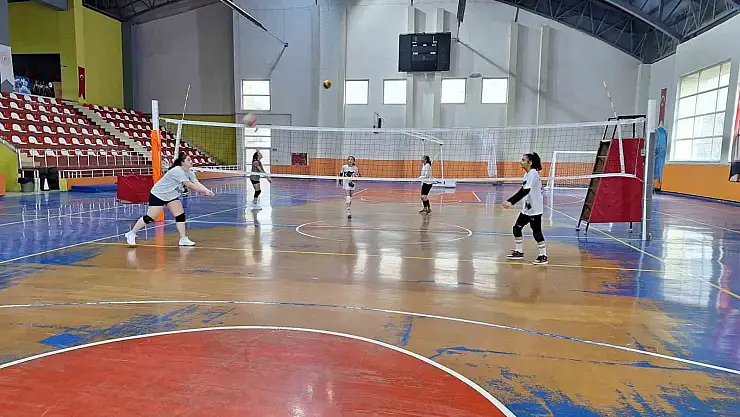 Voleybol antrenmanları yoğun katılımla devam ediyor