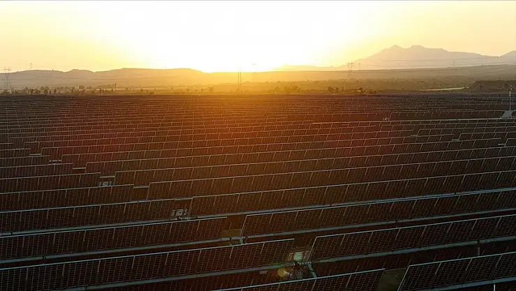 Çorak arazi güneş tarlasına dönüştü
