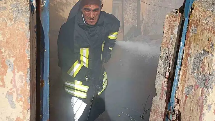 Kars'ta çatı yangını