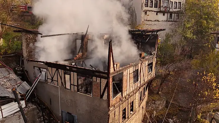 150 yıllık konak alevlere teslim oldu