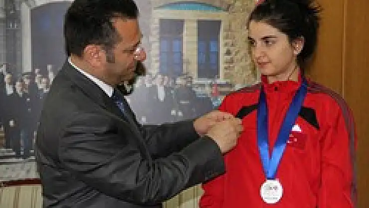 Vali Aksoy'dan Dünya 2.si Çakır'a Altın