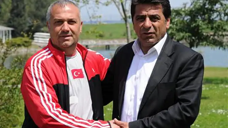 Bayrak, Samsunspor U15 Antrenörünü Tebrik Etti