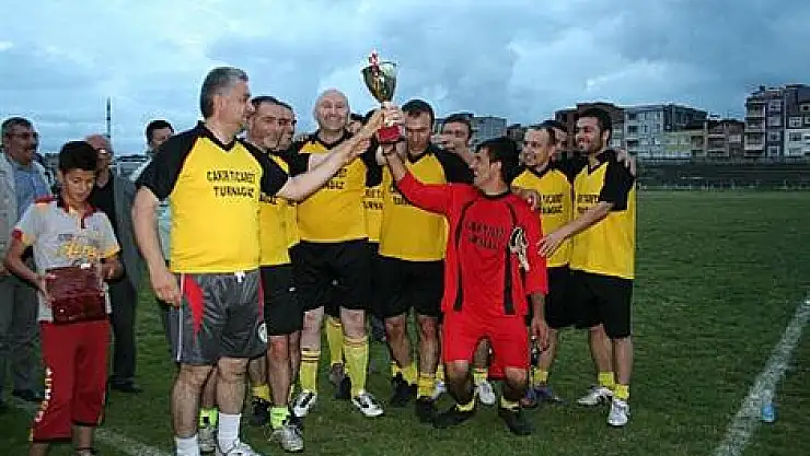 İhtiyar delikanlılar sahaya çıkıyor