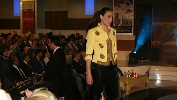 Arınç, Kargı bezi defilesini eşi ile seyretti