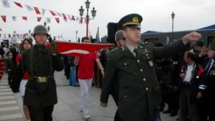 19 mayıs tribünden halka iniyor