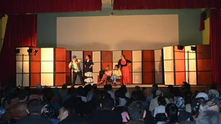 'Çiftçiler Günü'nü Tiyatro İle Kutladılar