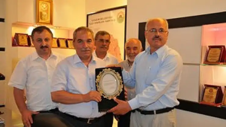 Cami Derneğinden Demirtaş' a plaket