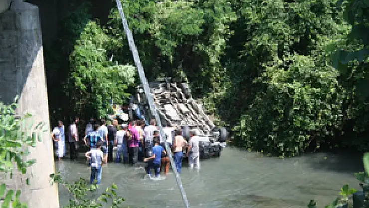 Minibüs Dereye uçtu: 1 ölü, 4 yaralı