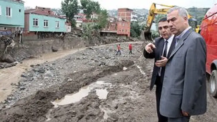 Demir sel bölgesinde incelemede bulundu