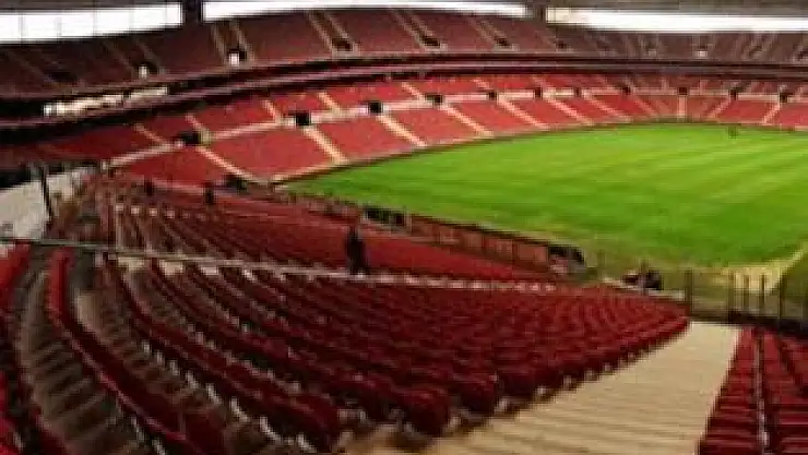 T.Telekom Arena'nın zemini kayıyor!