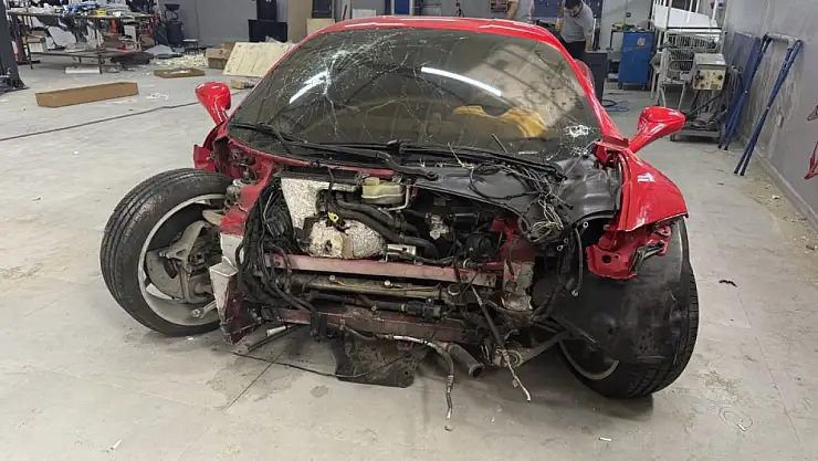 17 milyon liralık Ferrari ile kaza  yaptı