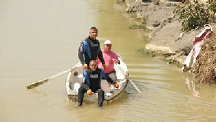 Selde batan kayıklar çıkarılıyor