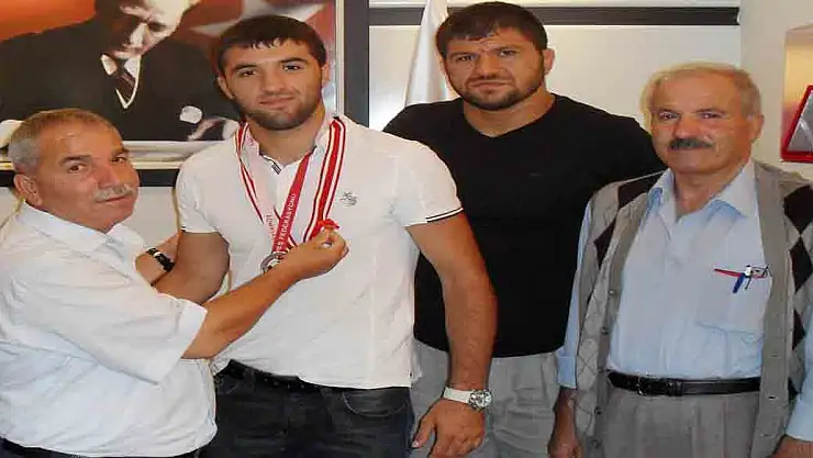BAŞKAN DEMİRTAŞ'TAN BAŞARILI PEHLİVANA ALTIN