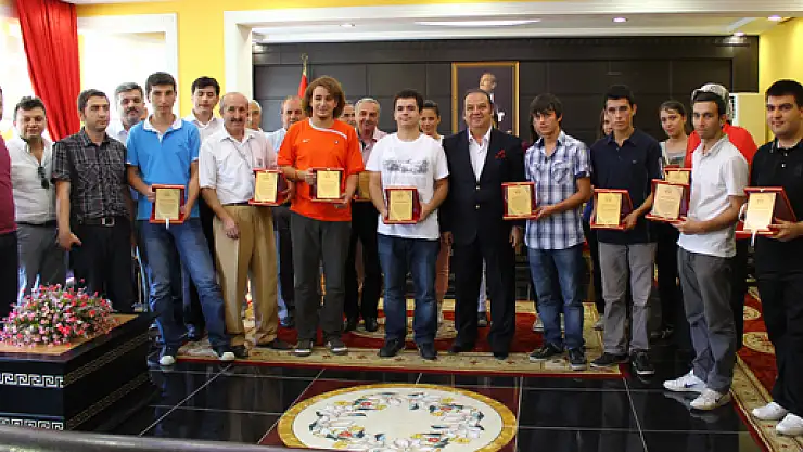 LYS'de dereceye girenlere plaket