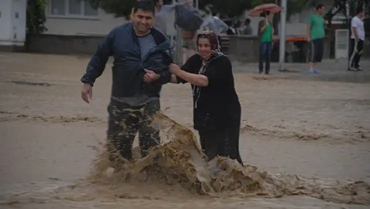 SAMSUN'DA SEL HAYATI FELÇ ETTİ