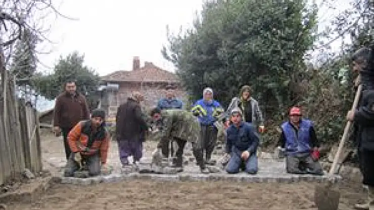 Köylüler imece usulü yol yapıyorlar