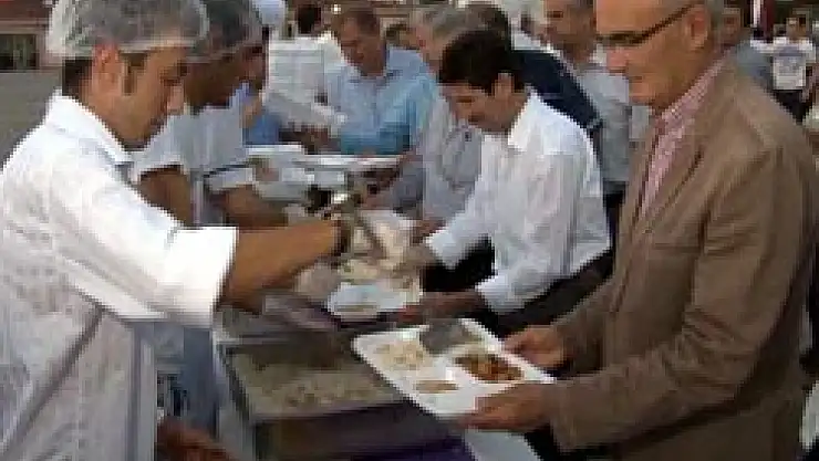 Büyükşehir'den 2000 kişiye iftar