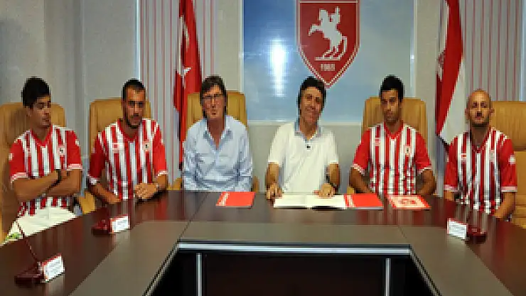 Samsunspor'da 4 futbolcu imzaladı