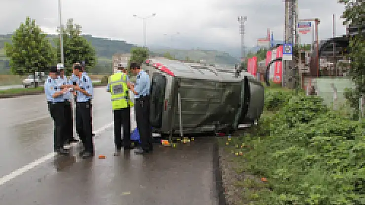 Karşı Şeride geçen kamyonet takla attı