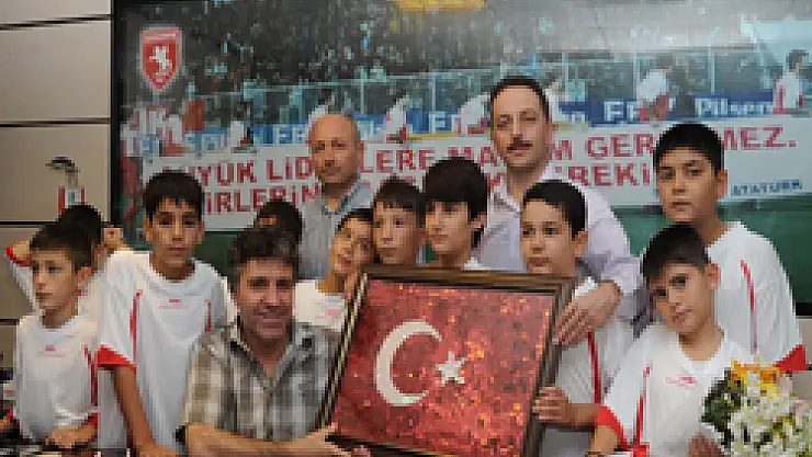 Çocuklardan Başkan Kar'a tablo