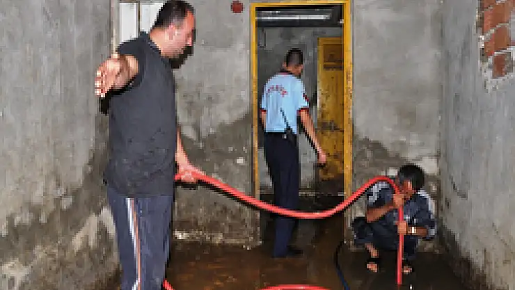 Sağanak Yağış, Su Baskınlarına Sebep Oldu