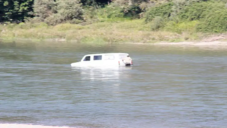 Aracını yıkamak isterken aracından oluyordu