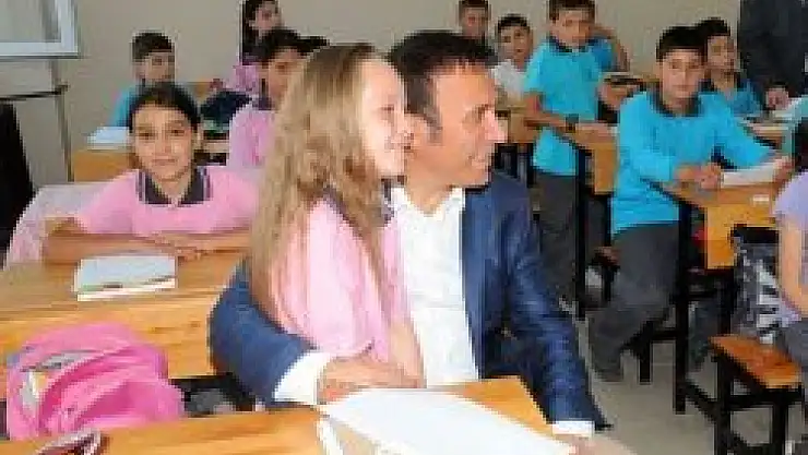  Çocuk gününü unutmadı 