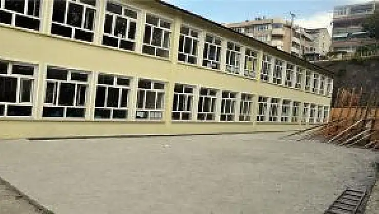 'Müfettiş yardımcısıyım' diyerek okullarda tadilat yaptırdı