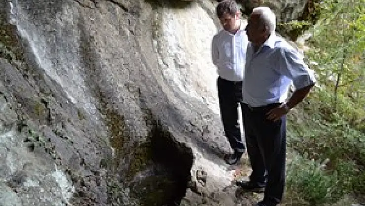 Tahrip olan Kaya Mezarları İncelendi