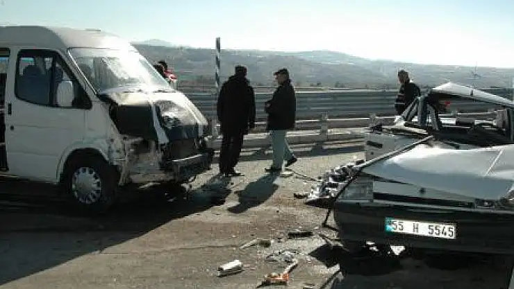 Otomobil minibüsle çarpıştı: 1 ölü 3 yaralı