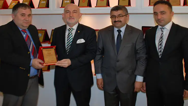  Başkan Kefeli'ye Eğitime Katkı Plaketi….  