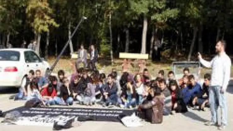 Öğrencilerden oturma eylemi