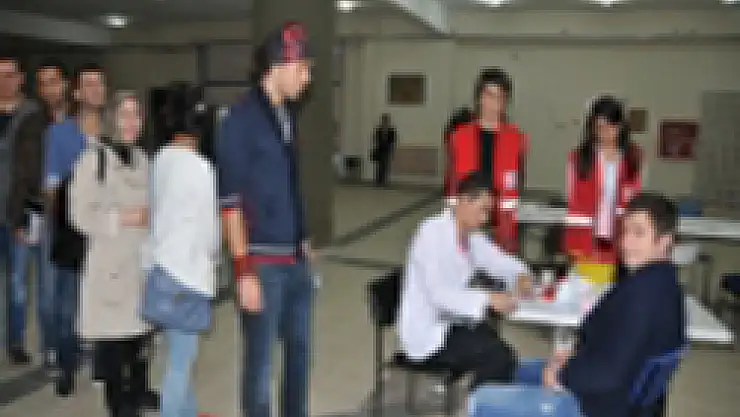 Omü'lü Öğrencilerden Kızılay'a Kan