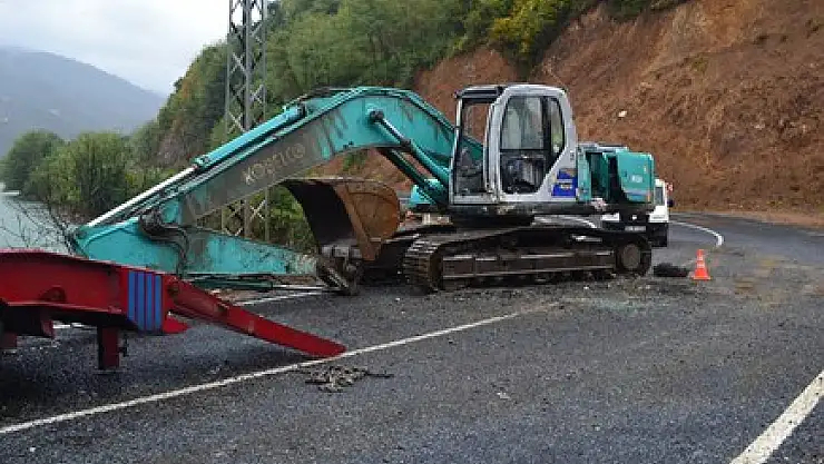 İş Makinesi Tır'dan Düştü